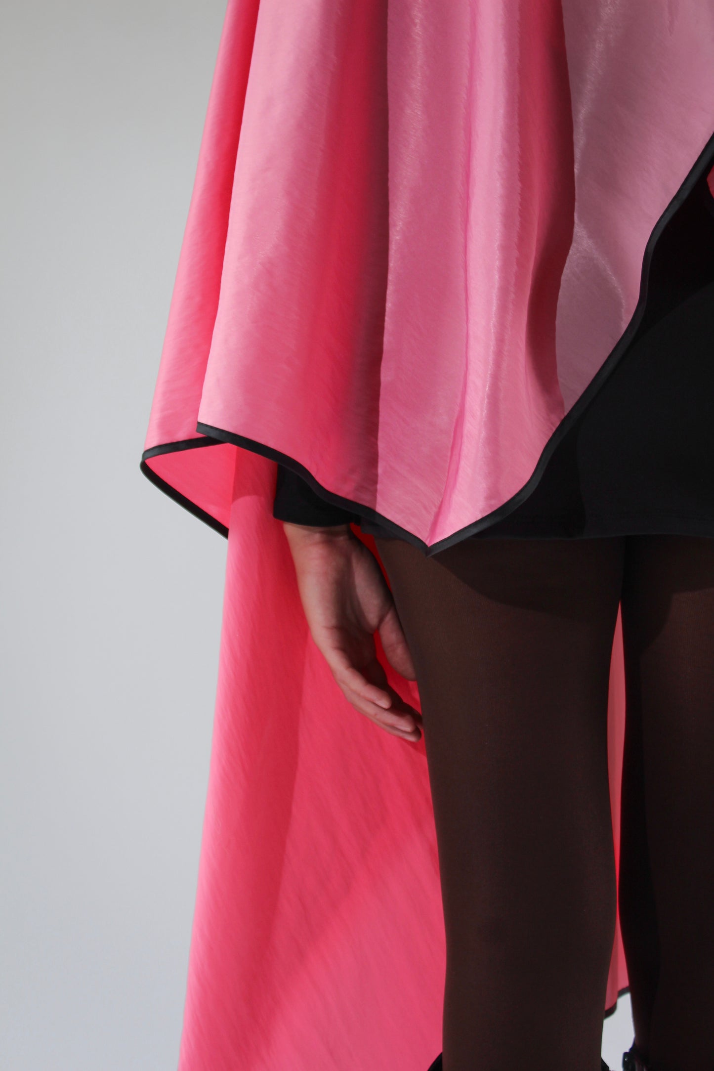 DURALUXE LIQUID BLOWOUT BARBIE STYLING CAPE