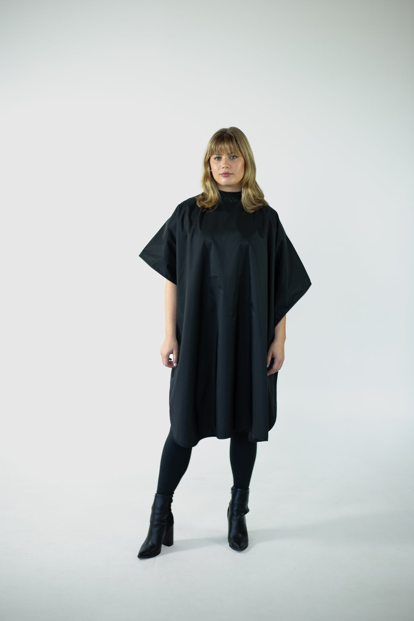 BRANDING STUDIO KIT 2: 6 WATERPROOF CAPES / 6 WATERPROOF APRONS WITH LOGO