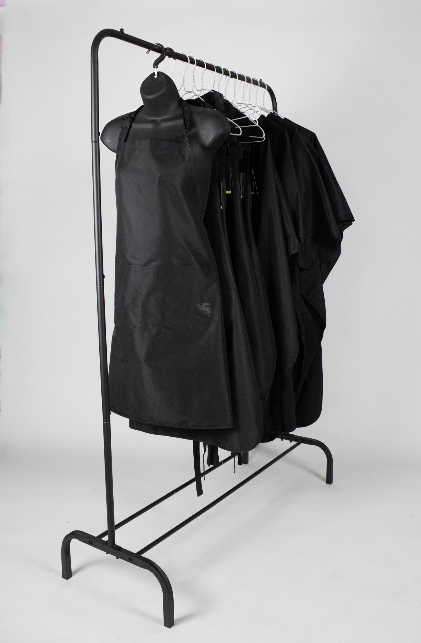 BRANDING STUDIO KIT 3: 4 WATERPROOF CAPES / 4 WATERPROOF APRONS / 4 SHIRTS WITH LOGO