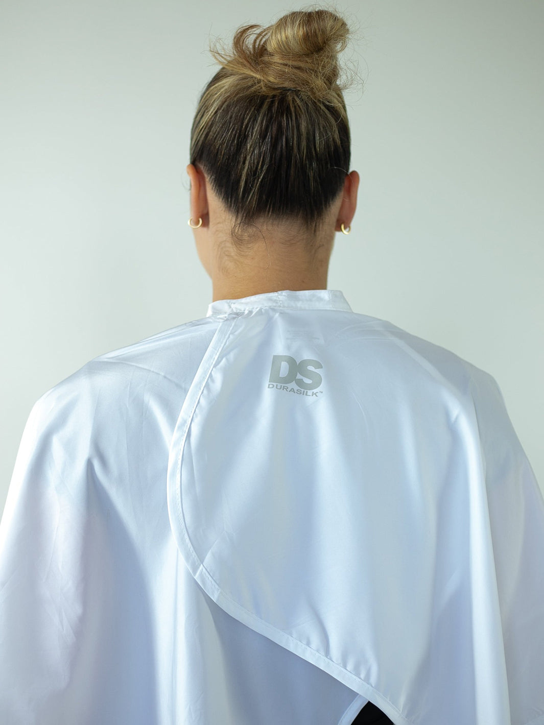 A DURASILK™ WHITE CLASSIC CAPE CUSTOM BRANDING