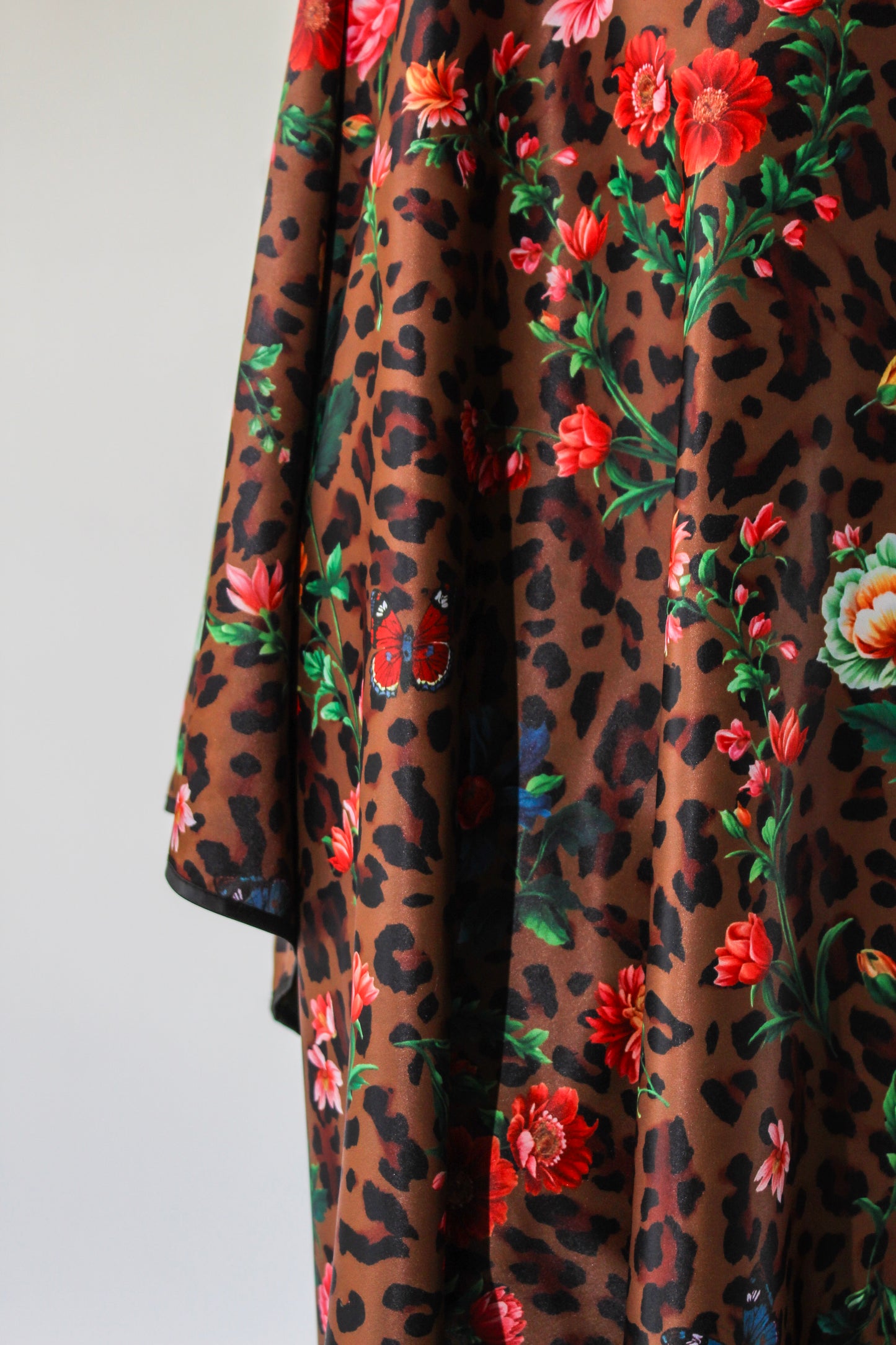 LEOPARD BLOSSOM REVERISBLE CAPE